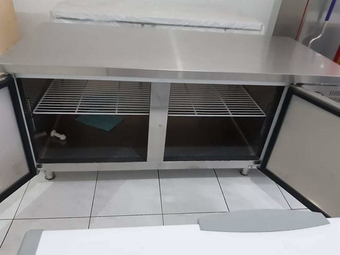 Werkbank van de roestvrij staal de commerciële ijskast in de achterkeuken van hotelrestaurant 8